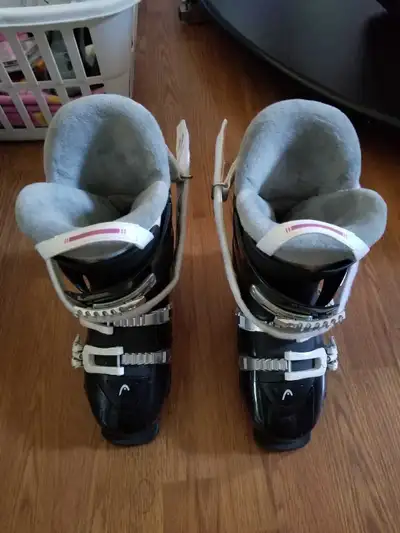 Like new Head Cube 3 (8) 293mm Mondo 270-275 Upscale downhill ski boots Priced to sell Pick up in Me...