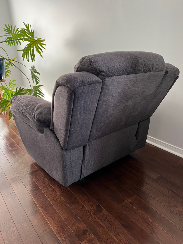 Lazy boy style chair for sale  in Chairs & Recliners in Oshawa / Durham Region - Image 4