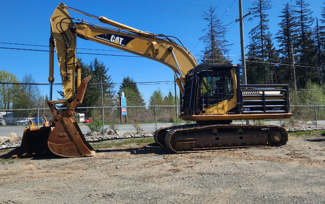 2003 CAT 325C in Heavy Equipment in Campbell River