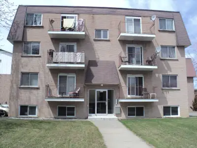 LONGUEUIL, 4 1/2 SECTEUR COLLECTIVITE NOUVELLE TOUT RENOVE! Pres tous services et transport, autobus...