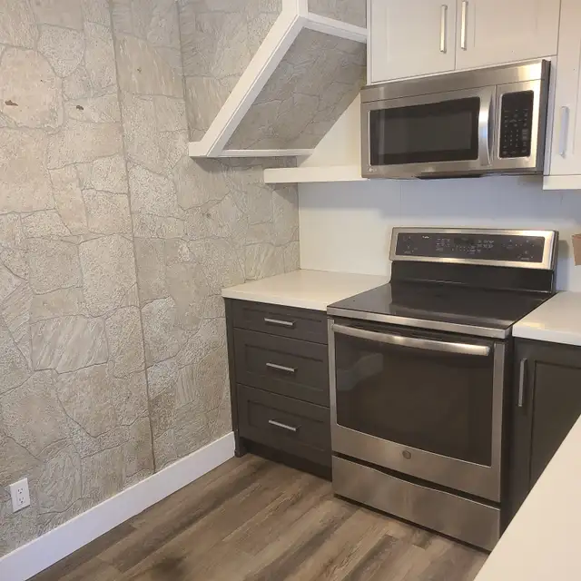 **$2,000/MONTH — DETACHED 2-BEDROOM, 2-BATHROOM COACH HOUSE