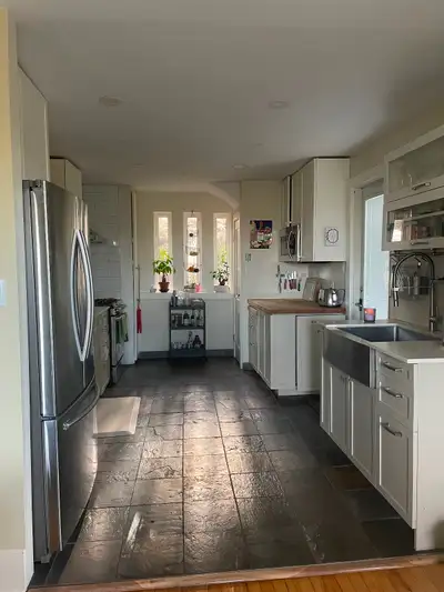 Fully furnished All inclusive (wifi, power, water, heating, AC) Includes 2 parking spots Big kitchen...