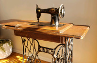 Antique/ vintage SINGER sewing machine/ old sewing machine