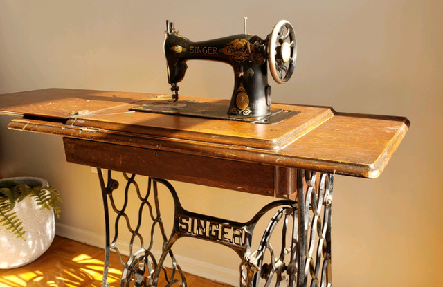 Antique/ vintage SINGER sewing machine/ old sewing machine in Arts & Collectibles in City of Toronto