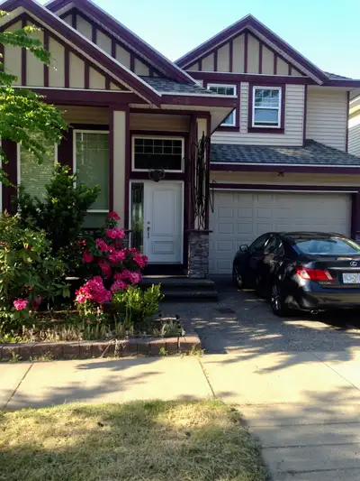 8 bedroom 6 full bathroom 4 kitchen corner lot 2 unit walk out basement one and 2 bedroom corner lot...