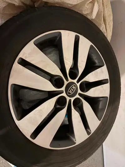 pneus été usagés 205/55R16 avec mag Kia