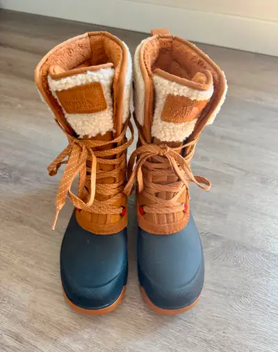 Warm and comfortable The North Face winter boots. Worn only once. Size: 8.5 (US) Colors: Black, brow...