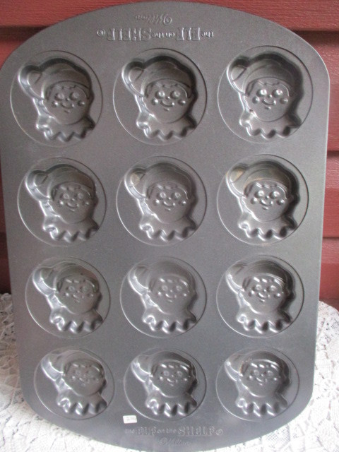 Selection of Novelty BakePans--Elf on Shelf, GingerBread Men,Etc in Kitchen & Dining Wares in New Glasgow - Image 4