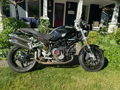 Eye and ear-catching S2R 1000, original owner purchased new, never dropped of course. Lots of custom...