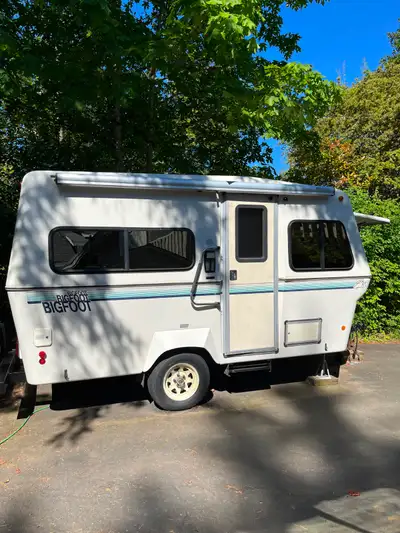 17 foot fiberglass trailer in very good condition. 3way fridge, 4 burner stove, furnace, hot water t...