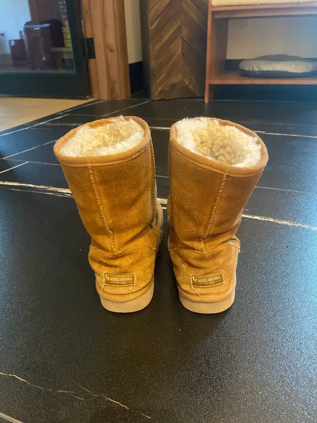 UGGS Classic Boot - Chestnut in Women's - Shoes in Mississauga / Peel Region - Image 3