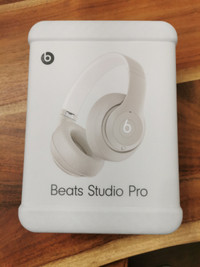 BNIB Apple Beats Studio Pro Wireless Headphones Bluetooth White