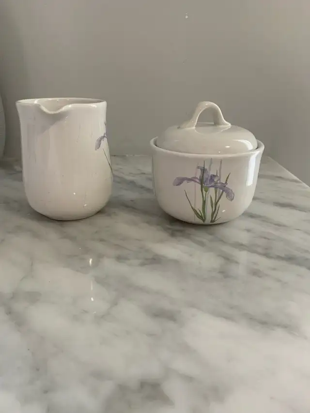 Corelle Coordinates Shadow Iris Sugar and Creamer set in Kitchen & Dining Wares in Markham / York Region - Image 3