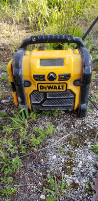 DeWALT Compact Radio and Charging Station