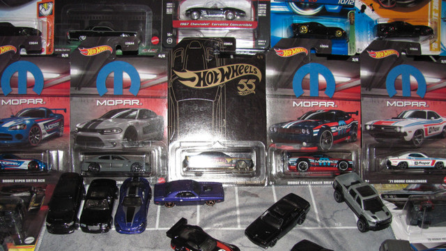 HOT WHEELS DODGE 2015 CHALLENGER SRT 55th Anniversary Black Gold in Toys & Games in Sarnia - Image 2