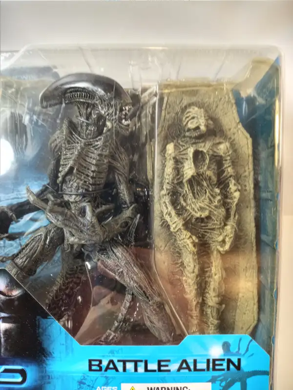 Alien vs Predator, AVP Battle Alien, McFarlane Toys Figure in Arts & Collectibles in Kitchener / Waterloo - Image 4