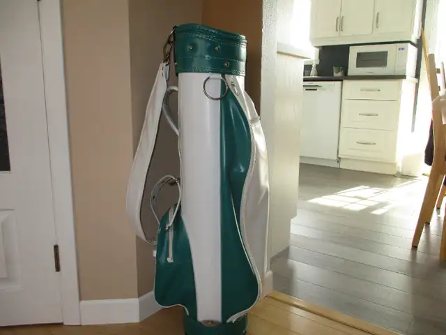 SAC ET PROTÈGE BÂTONS DE GOLF, BÂTONS ET FERS in Golf in Lévis - Image 2