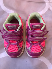Saucony Girl’s Baby Catalyst Running Shoe Size 4/5 Fits small