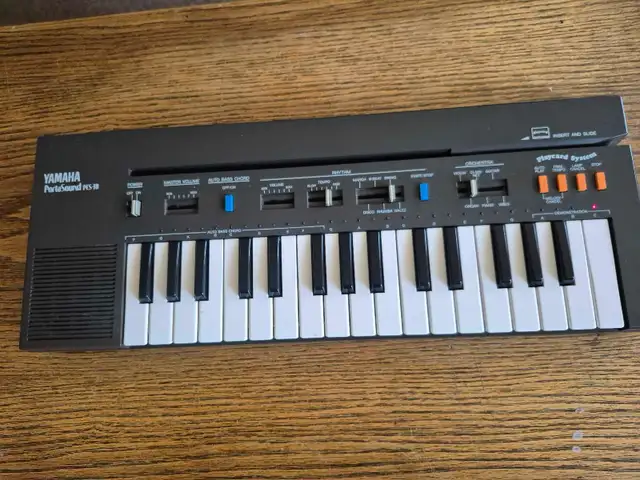 Vintage 1984 Yamaha PCS 30 Keyboard in Pianos & Keyboards in City of Toronto - Image 7
