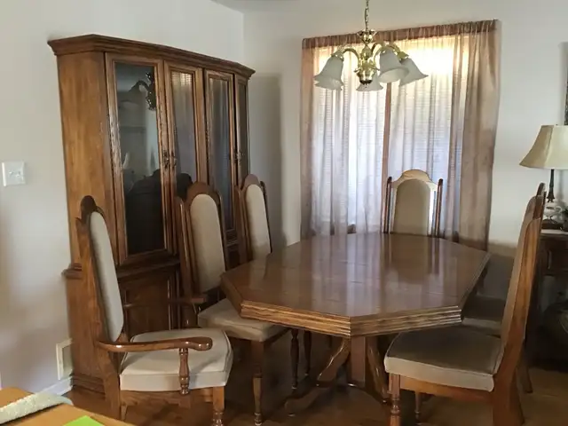  Dining room table, Buffet, Hutch and six chairs   in Dining Tables & Sets in Kingston - Image 8