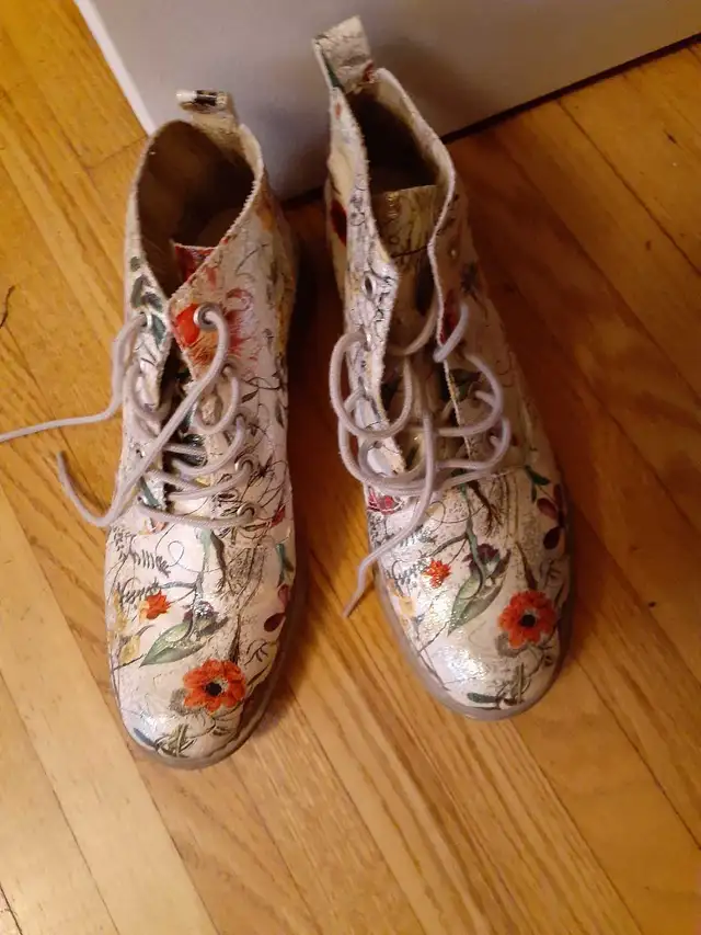 bottine gr 37 ou 6 , femme in Women's - Shoes in Québec City - Image 2