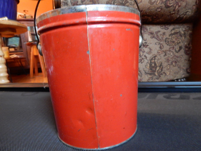 Vintage Burns Shamrock 5 pound lard can in Arts & Collectibles in Saskatoon - Image 2