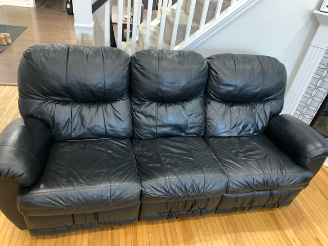 Black reclining leather couches  in Couches & Futons in Oakville / Halton Region - Image 4