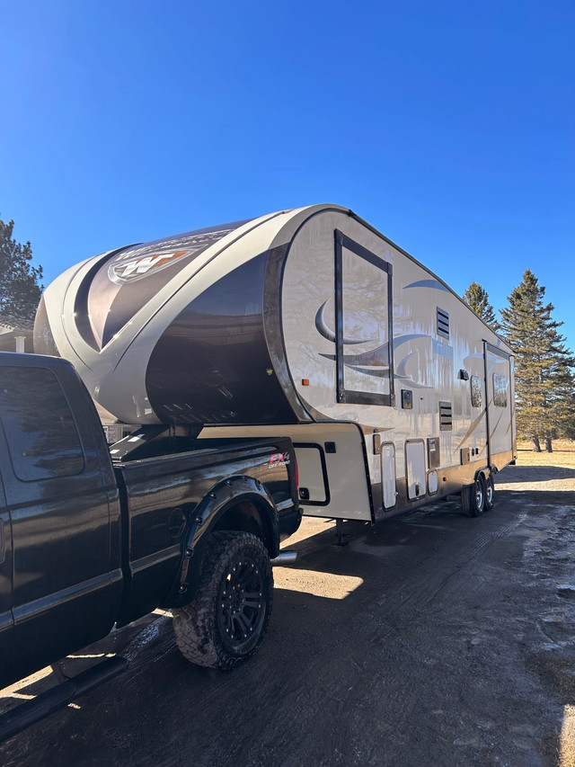 2014 winnebago fifth wheel  in Travel Trailers & Campers in Petawawa - Image 2