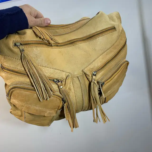 Vintage tote leather bag in Women's - Bags & Wallets in City of Montréal - Image 3
