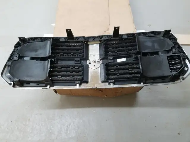 grille  grillage ram 1500 in Auto Body Parts in Longueuil / South Shore - Image 3