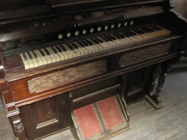 Old Organ in Pianos & Keyboards in Calgary - Image 3
