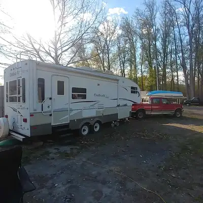 2007, 28ft Outback- Sidney Edition Fifth Wheel trailer. 1 pullout. New fridge. 200 watt solar panel...