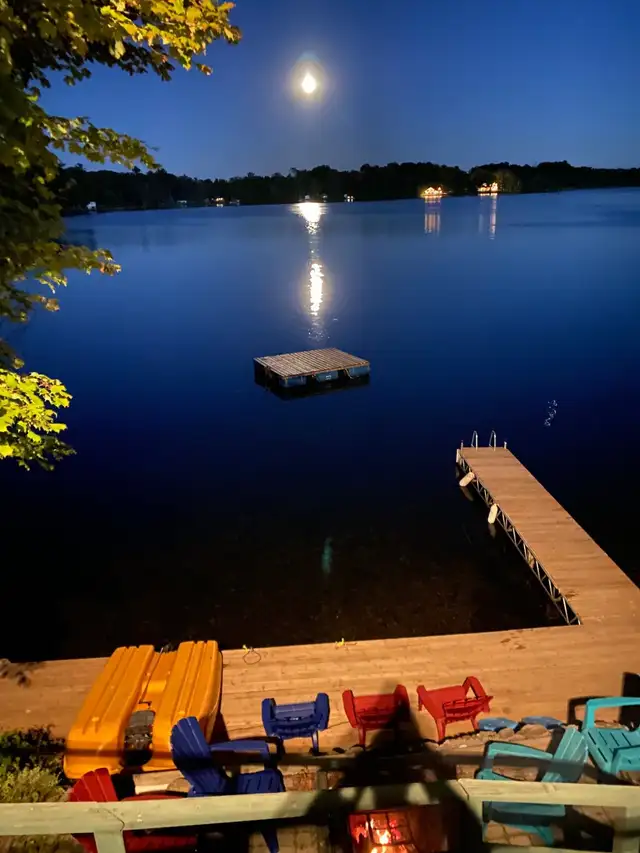 Family Vacation at a Lakeside Cottage in Ontario in Canada - Image 3