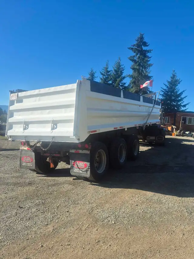 Kenworth with tri enddump and Tandem enddump in Heavy Trucks in Port Alberni - Image 4