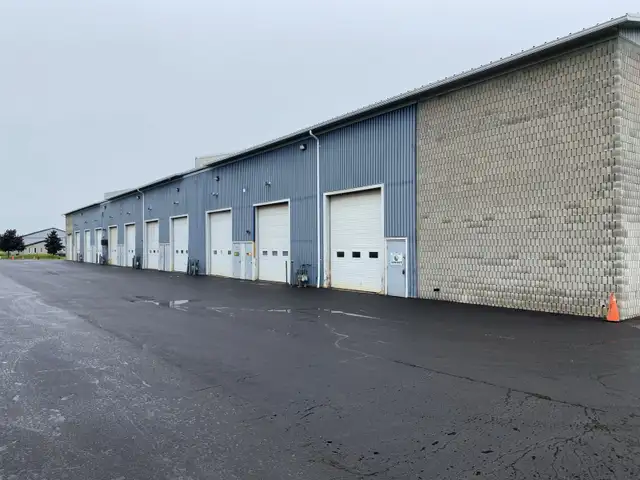 light industrial warehouse with office in Commercial & Office Space for Rent in Kawartha Lakes - Image 4