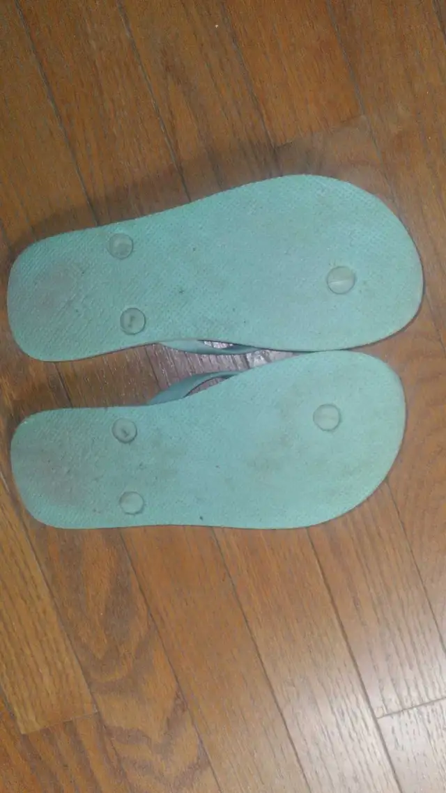Girl's flip flops size 3/4 in Kids & Youth in Oshawa / Durham Region - Image 3