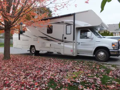 2015 Winnebago Minnie Winne 31K 124,000 kms $67,995 Well-maintained and very clean Off-grid capable...