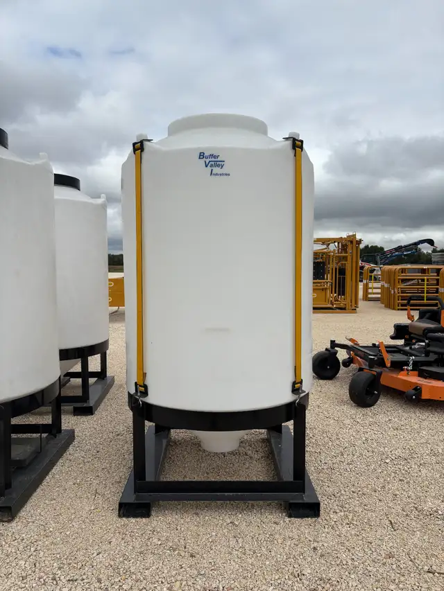 1800L Pallet Tank in Other in Portage la Prairie - Image 2