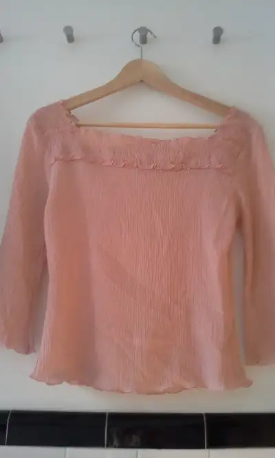 Haut femme,manches 3/4. Taille S, couleur rose. Neuf,jamais porté.Textez moi pour plus d information...