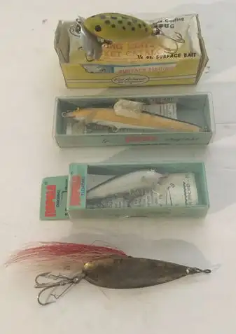 This is a lot of 4 vintage Fishing Lures including a Rapala floating Wobbler 5S, 2 1/4'' in the orig...