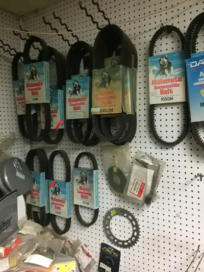 COURROIES NEUVES DE VIEILLE MOTONEIGE PAR TÉLÉPHONE SEULEMENT 819-268-4225