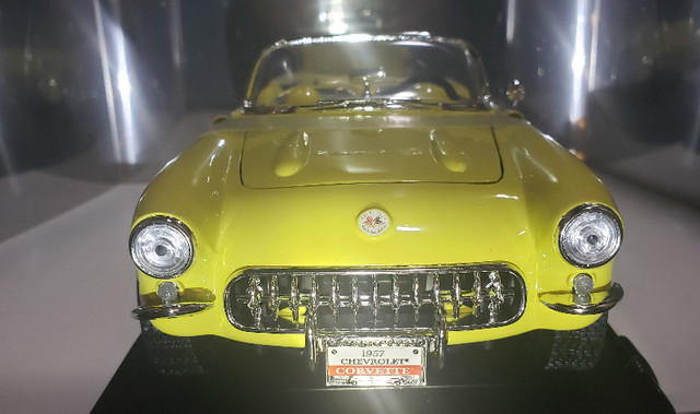 Yatming  Chevy Corvette Convertible 1957, 1:18, Yellow Die cast in Toys & Games in Sarnia - Image 2