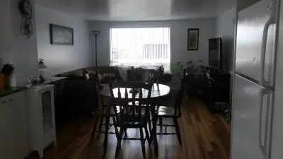 4 ½ non chauffé, non éclairé au deuxième étage d’un duplex situé dans un quartier tranquille. Vue pa...