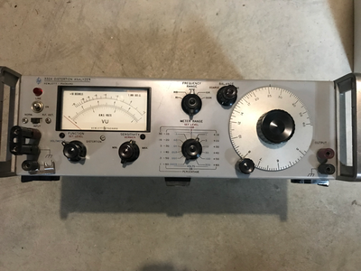 ANALYSEUR DE DISTORSION ET VU METER