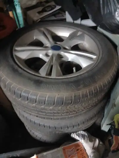 4 Tires avec mags 16 pouce 205/60r16 400$ négociable Encore bon pour deux été