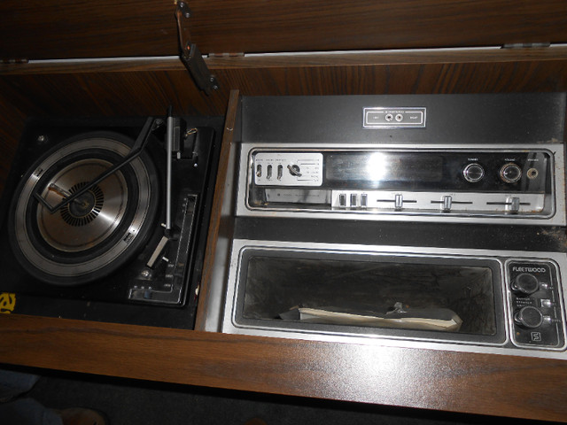 Antique stereo/radio/8 track tape player in General Electronics in Peterborough - Image 3