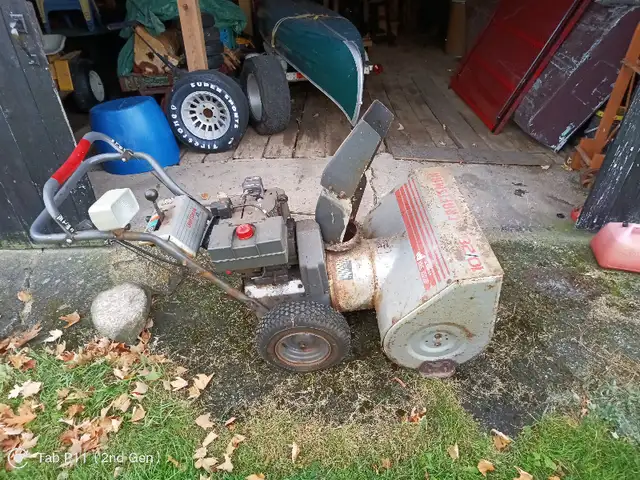 TOUGH 10HP 28" SNOWTHROWER SNOWBLOWER in Snowblowers in Belleville - Image 3