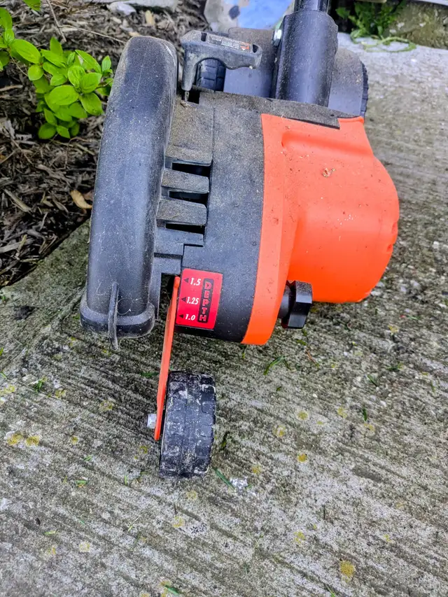 Black and Decker lawn edger in Lawnmowers & Leaf Blowers in Windsor Region - Image 4