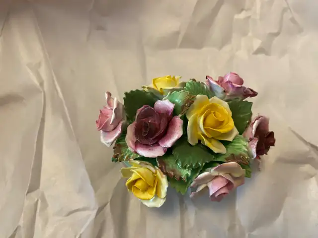 Denton China Floral Arrangement in Home Décor & Accents in Mississauga / Peel Region - Image 3