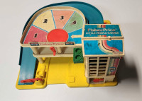 JOUET JEUX TOY FISHER LITTLE PEOPLE GARAGE PARKING AREA ANTIQUE